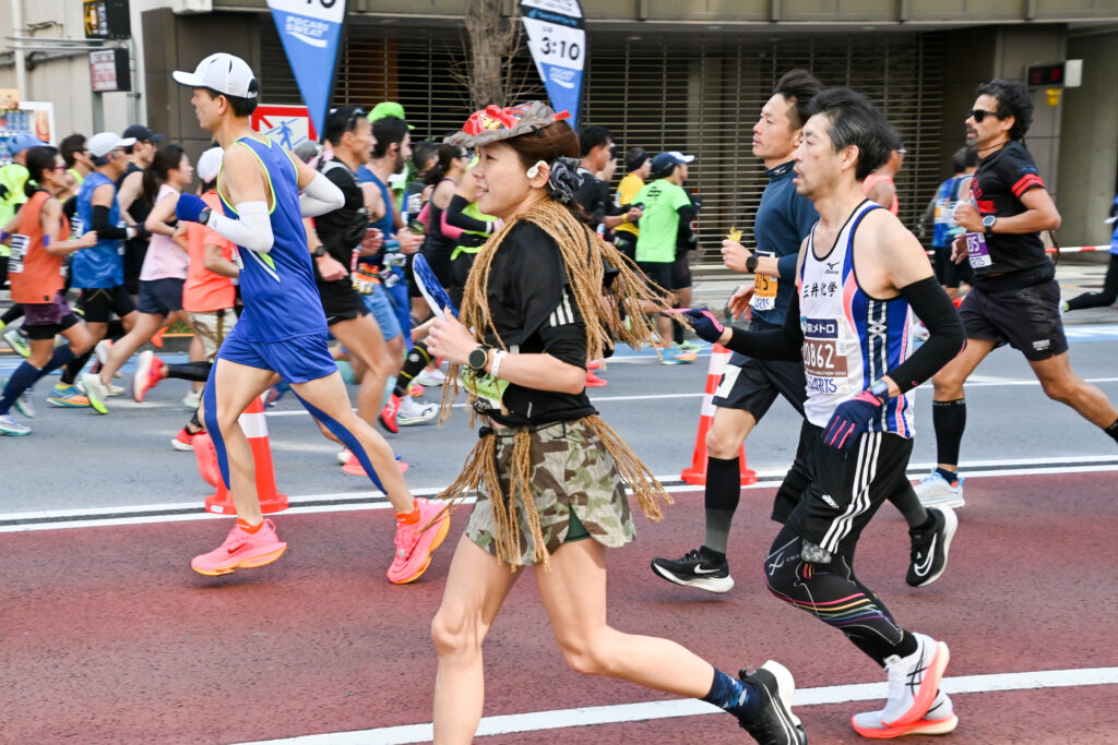 東京マラソンのコスプレランナー　ナマハゲ
