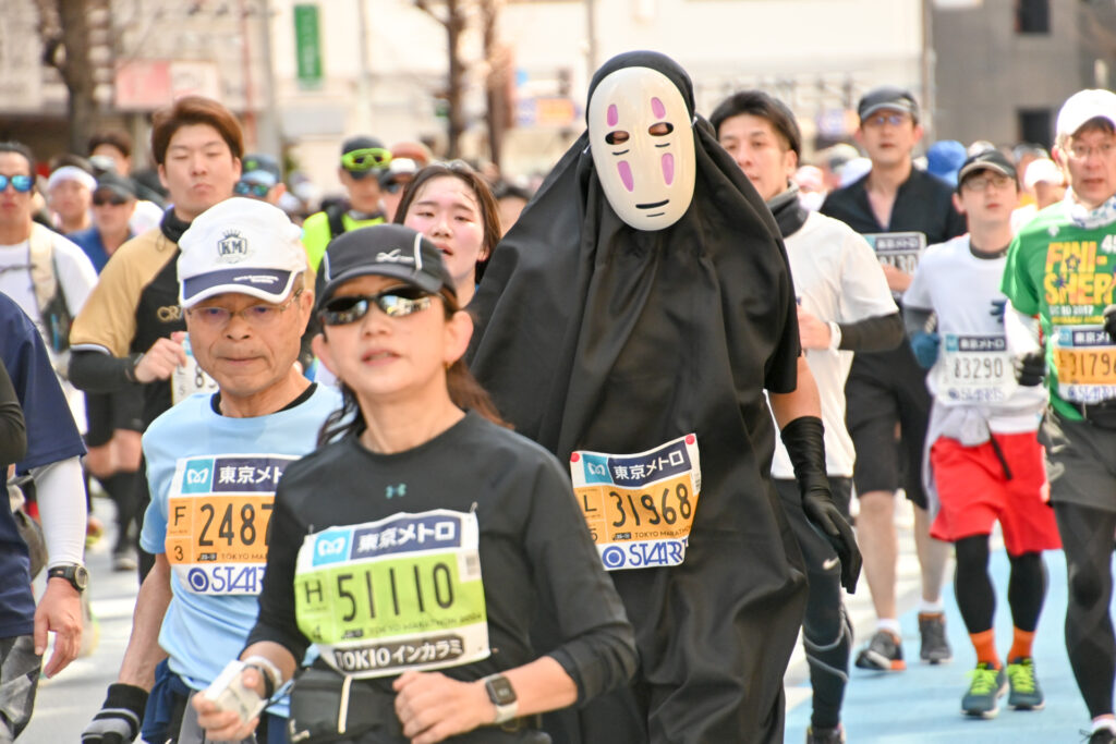 東京マラソンのコスプレランナー　カオナシ
