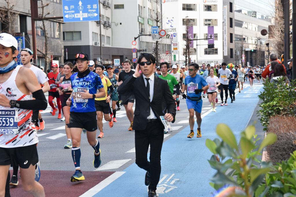 東京マラソンのコスプレランナー　ハンター