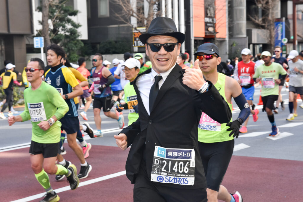 東京マラソンのコスプレランナー　ハンター