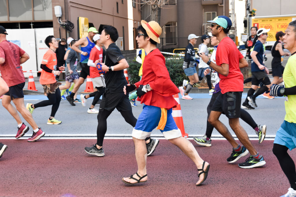 東京マラソンのコスプレランナー　ルフィ