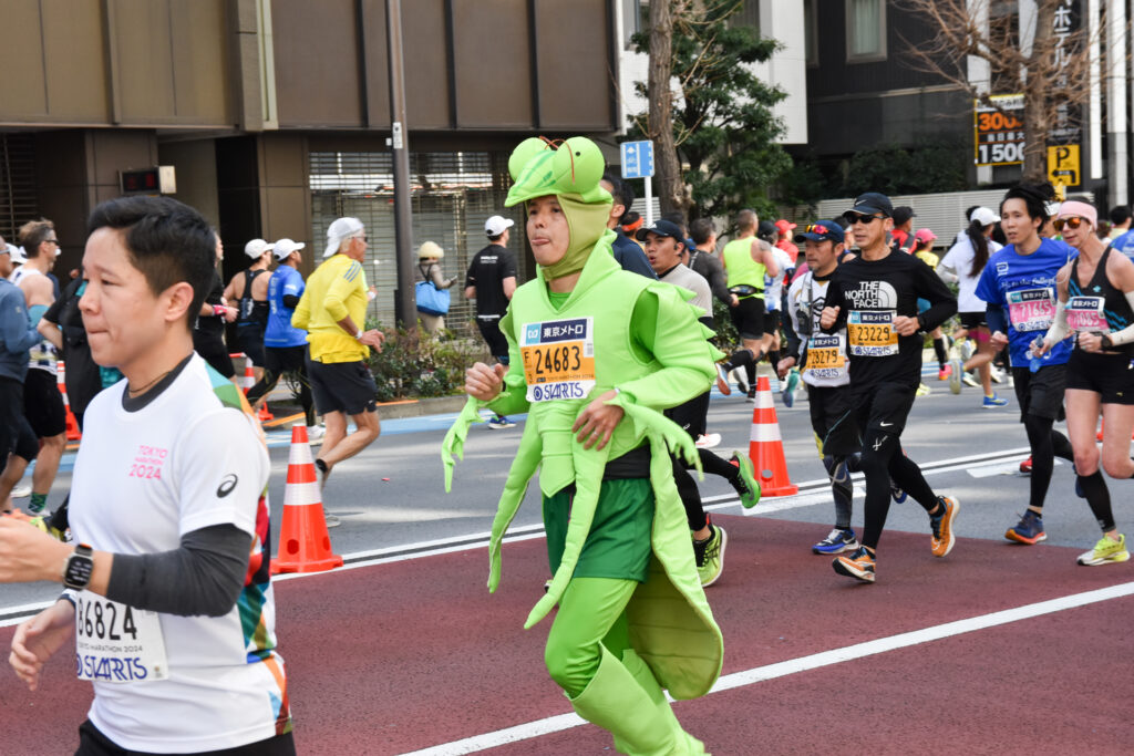 東京マラソンのコスプレランナー　カマキリ先生