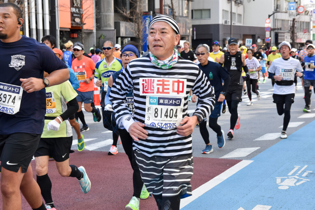 東京マラソンのコスプレランナー　脱獄犯
