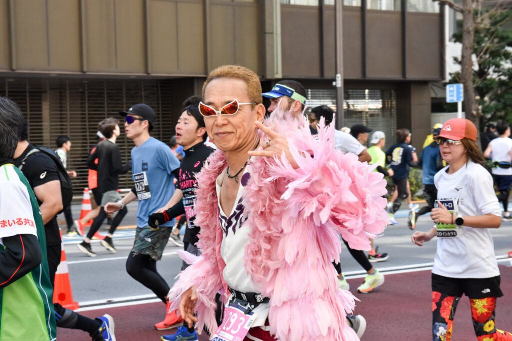 東京マラソンのコスプレランナー　ドフラミンゴ