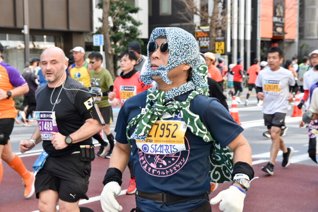 東京マラソンのコスプレランナー　泥棒