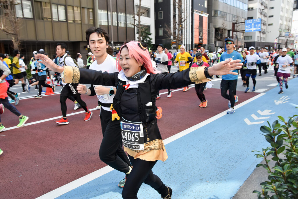 東京マラソンのコスプレランナー　アーニャ