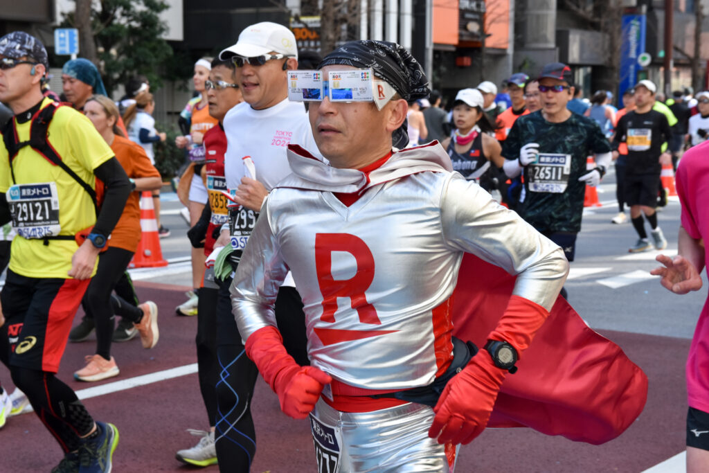 東京マラソンのコスプレランナー　楽天カードマン