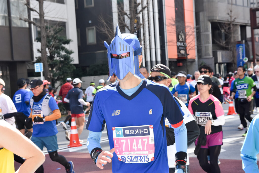 東京マラソンのコスプレランナー　ロビンマスク
