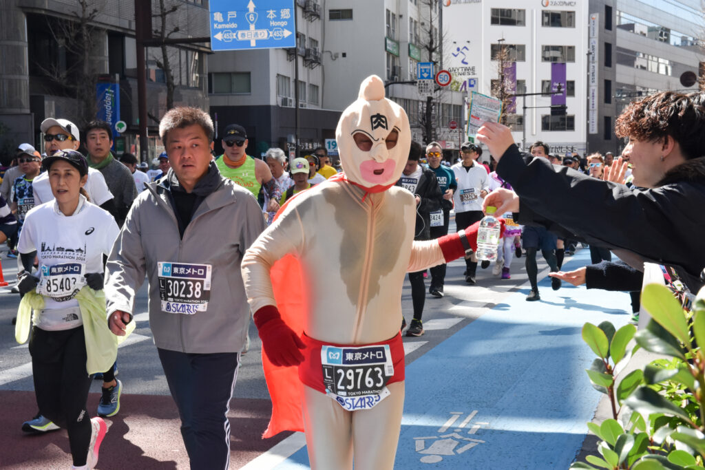 東京マラソンのコスプレランナー　キン肉マン