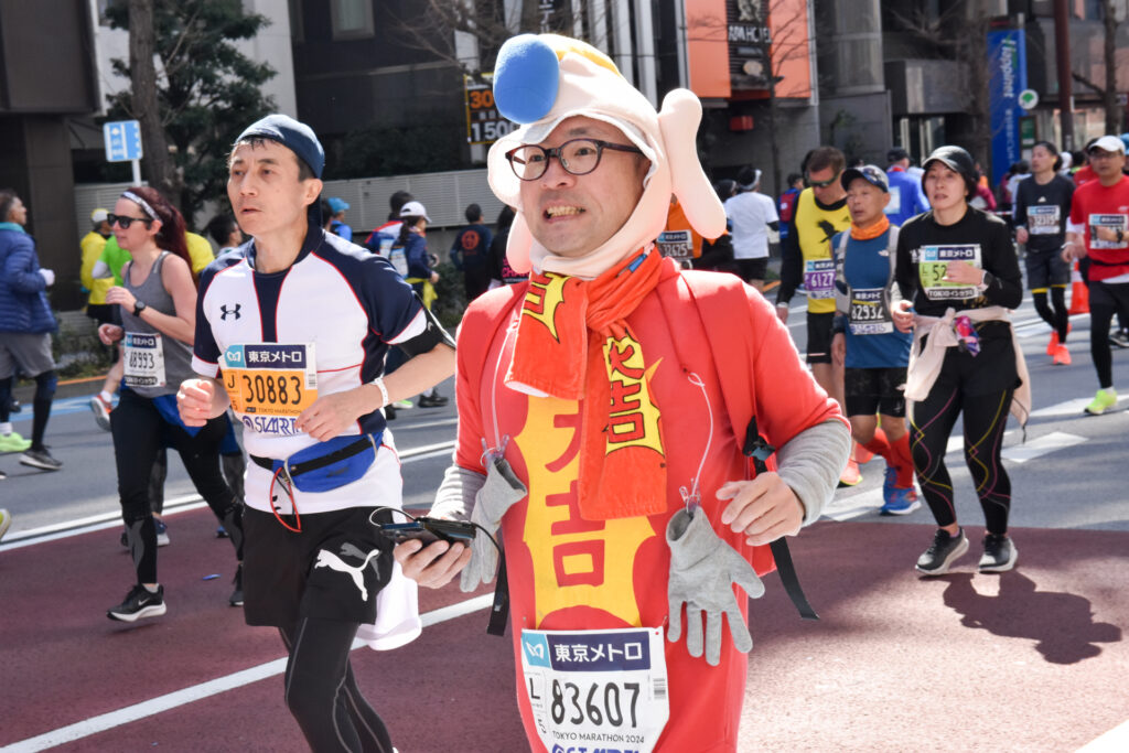 東京マラソンのコスプレランナー　ラッキーマン
