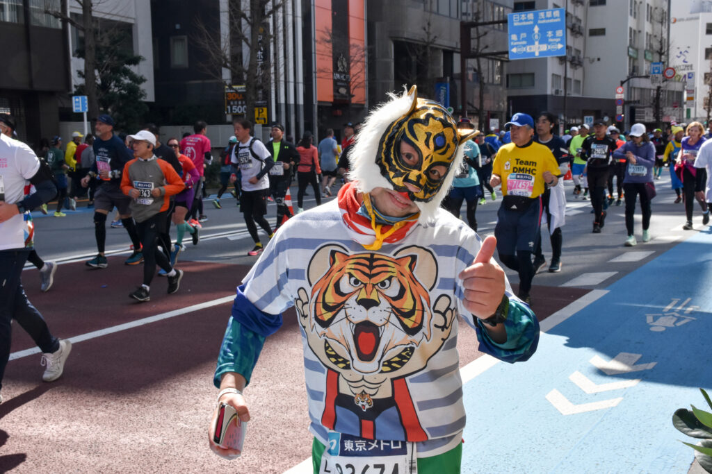 東京マラソンのコスプレランナー　タイガーマスク